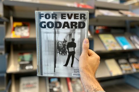 usager tenant un ouvrage sur Jean-Luc Godard