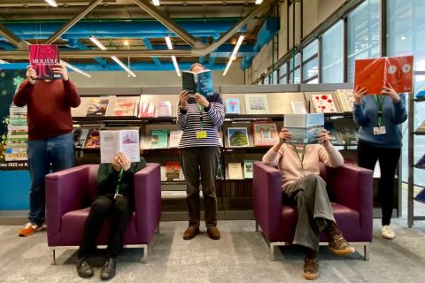 photo des bibliothécaire arts et littérature dans le salon de lecture du niveau 3