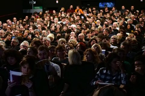 photo de public en salle de cinéma dans le centre pompidou