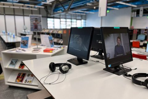 ordinateurs diffusant des films dans la bibliothèque