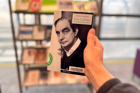 usager tenant un ouvrage sur l'auteur italien Italo Calvino