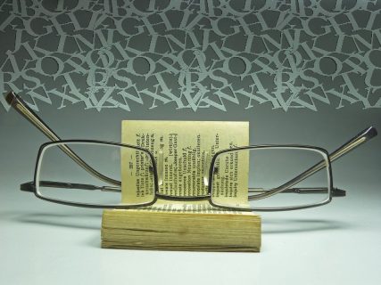 lunette posées sur un livre ouvert