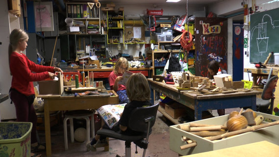Photographie d'enfants dans un atelier