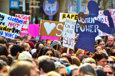 Pancartes avec slogans dans une manifestation féministe
