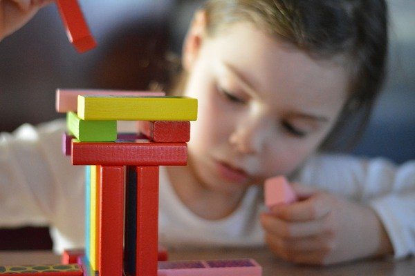 enfant en train de jouer avec des briques