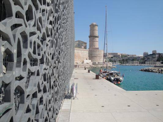 vue du MUCEM à l'entrée du port de Marseille