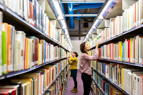 Visuel de lectrices dans les rayons