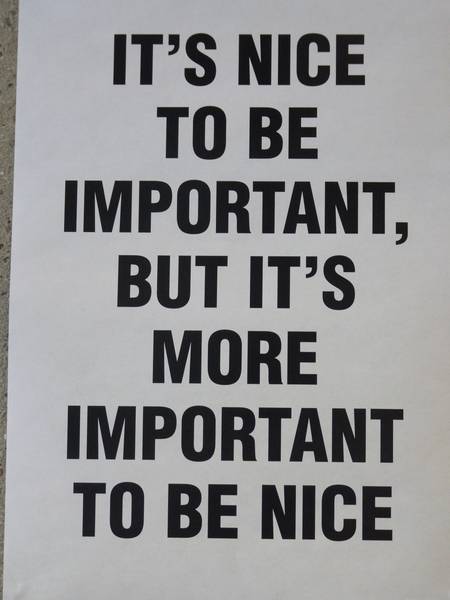 Une affiche dans un bureau: it's nice to be important, but it's more important to be nice