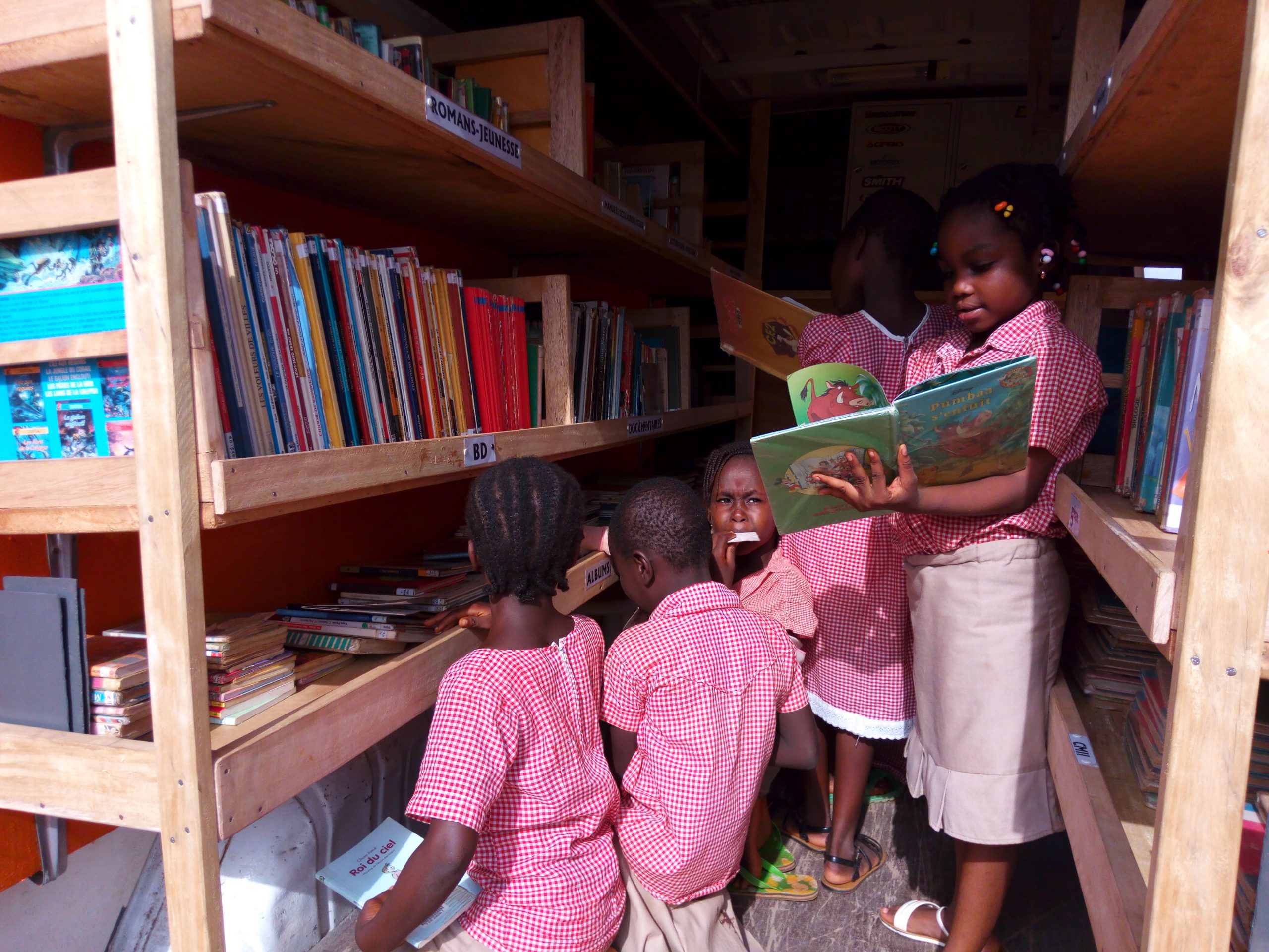 Enfants à l'intérieur du bibliobus