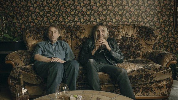 Michel Houellebecq et Iggy Pop assis sur un canapé