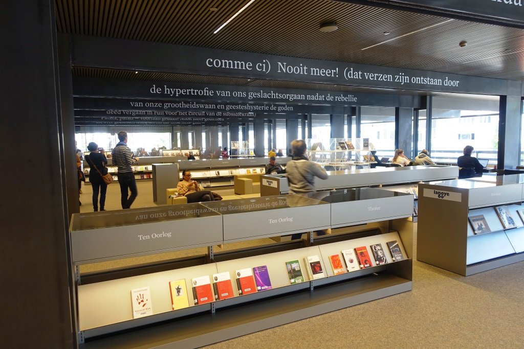 Vue inérieure de la bibliothèque de Gand