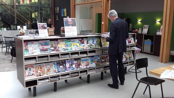 étagères à périodiques de la bibliothèque Bijlmer