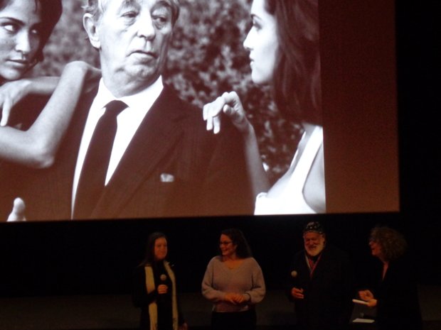 De gauche à droite, sous la photo de R.Mitchum : 2 de ses petites filles et Bruce Weber (Paris, février 2019) © Jacques PUY