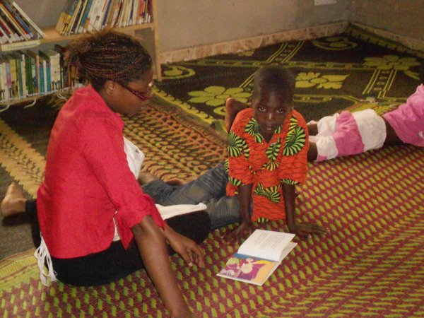 Lecture à la bibliothèque de Sichem