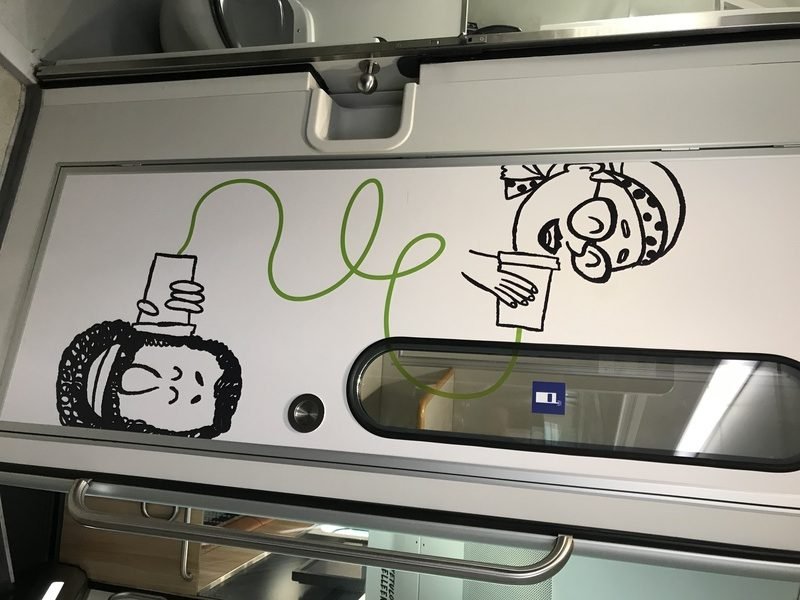 cabine téléphonique dans un train