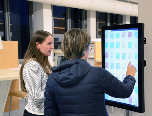 Femmes face à l'écran BiblioTouch