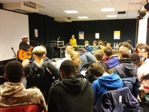 Photographie d'une rencontre entre un classe et Manan Malé © Bibliothèques de Montreuil