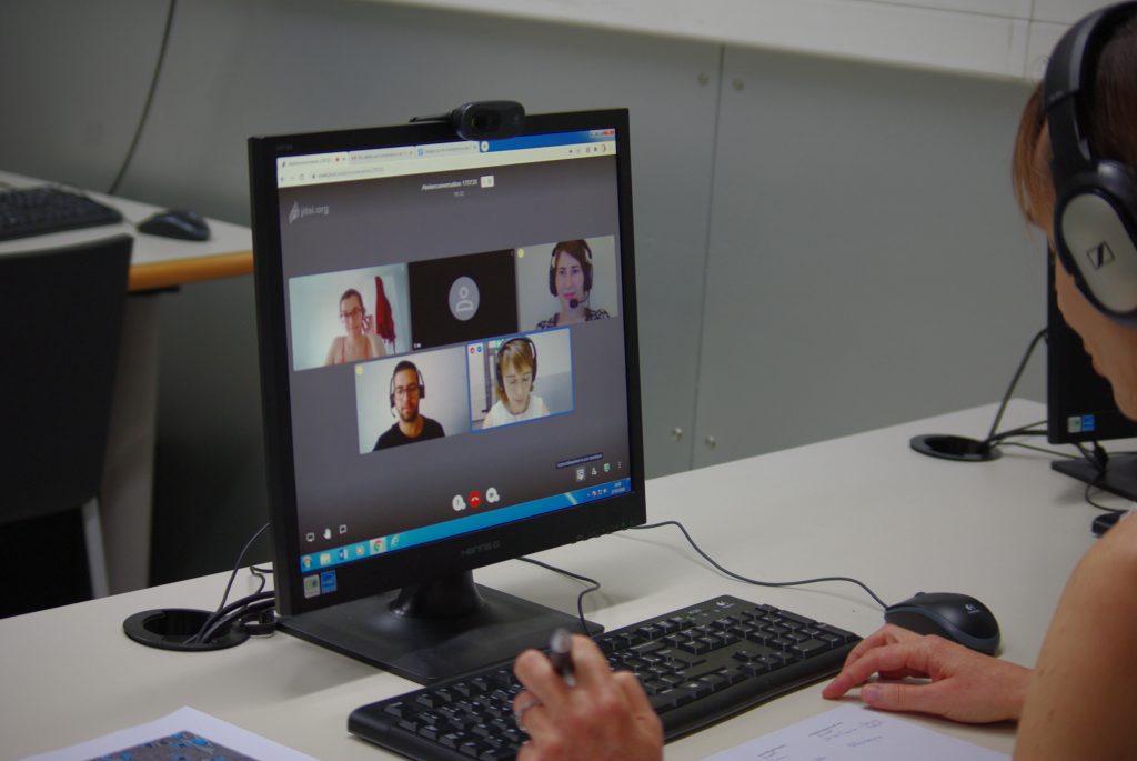 Bibliothécaire face à son écran pour animer un atelier de conversation 