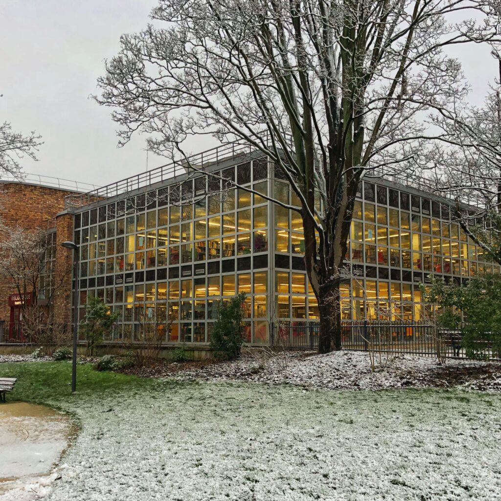 La bibliothèque de Montreuil Robert Desnos photographiée du parc