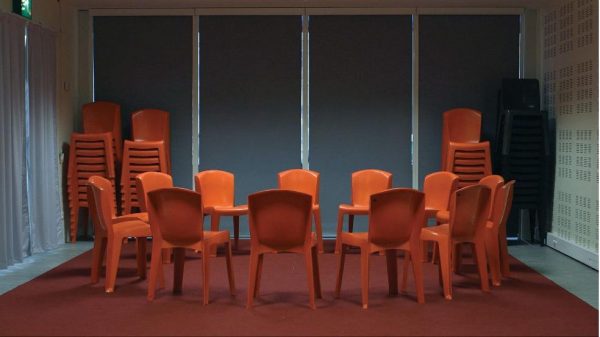 Photographie de chaises mises en cercles dans l'atelier de la Bpi