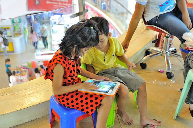 Une fille et un garçon sur une tablette
