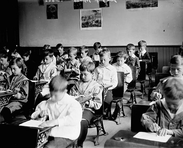 écoliers en classe, image d'archives