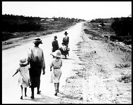 famille sur une route