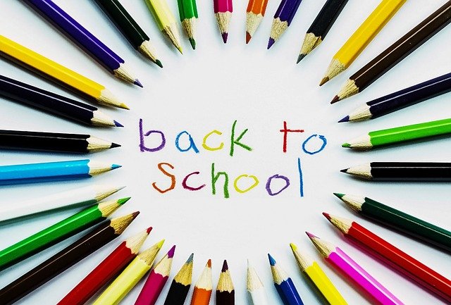 message 'Back to School' entouré de crayons de couleurs
