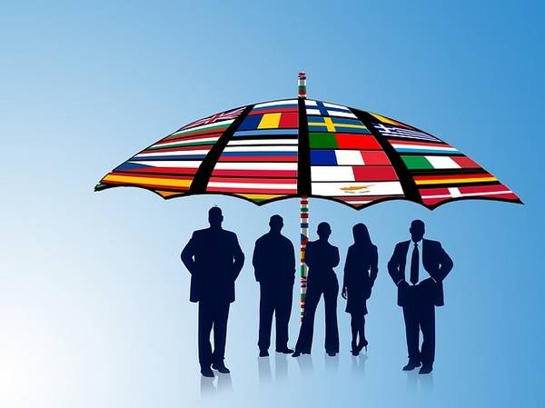 groupe sous un parapluie de drapeaux européens