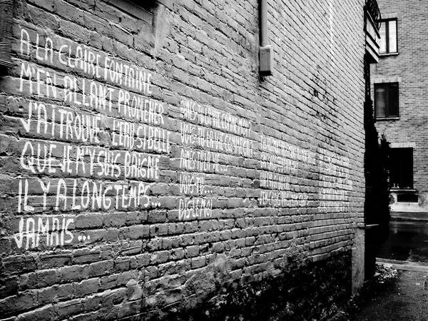 photo de comptine écrite sur un mur de brique
