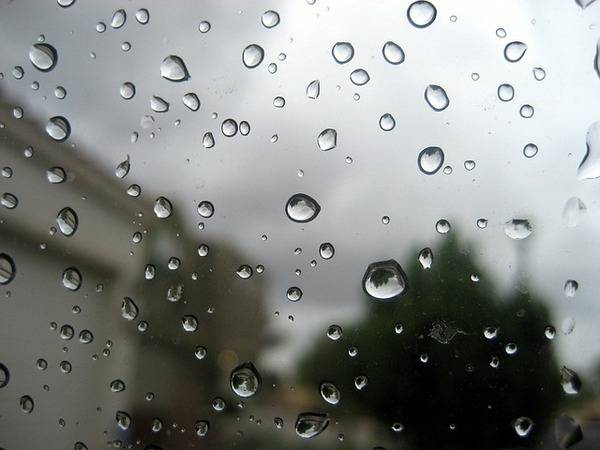 photo de gouttes de pluie sur une vitre