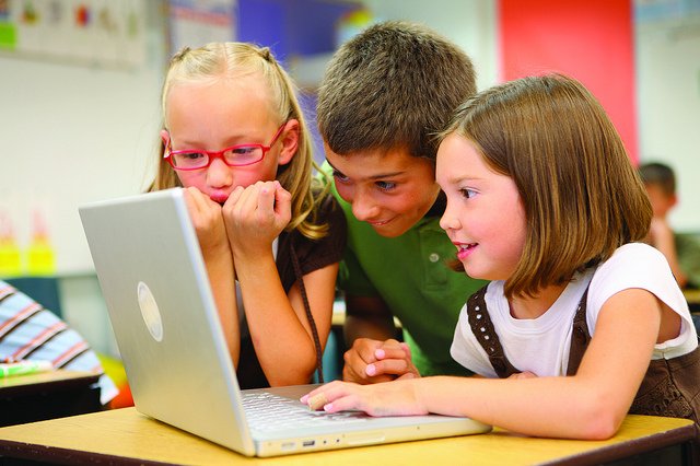 enfants partageant le même écran d'ordinateur
