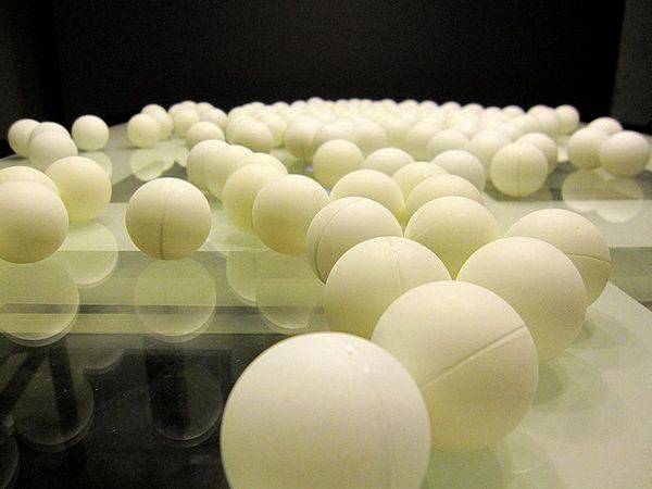 photo d'un set de balles de ping-pong..