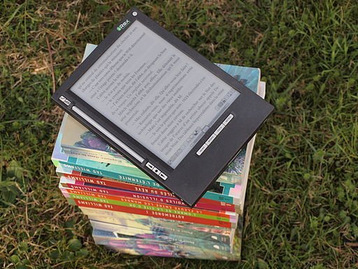 Tablette déposée sur une pile de livres