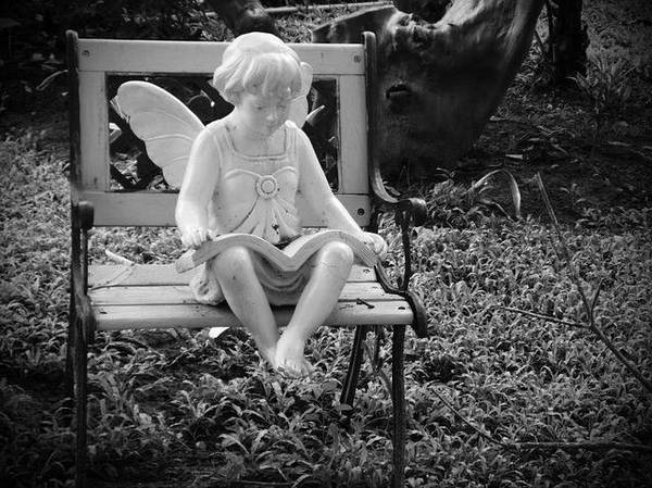 Image d'un ange avec un livre ouvert dans les bras