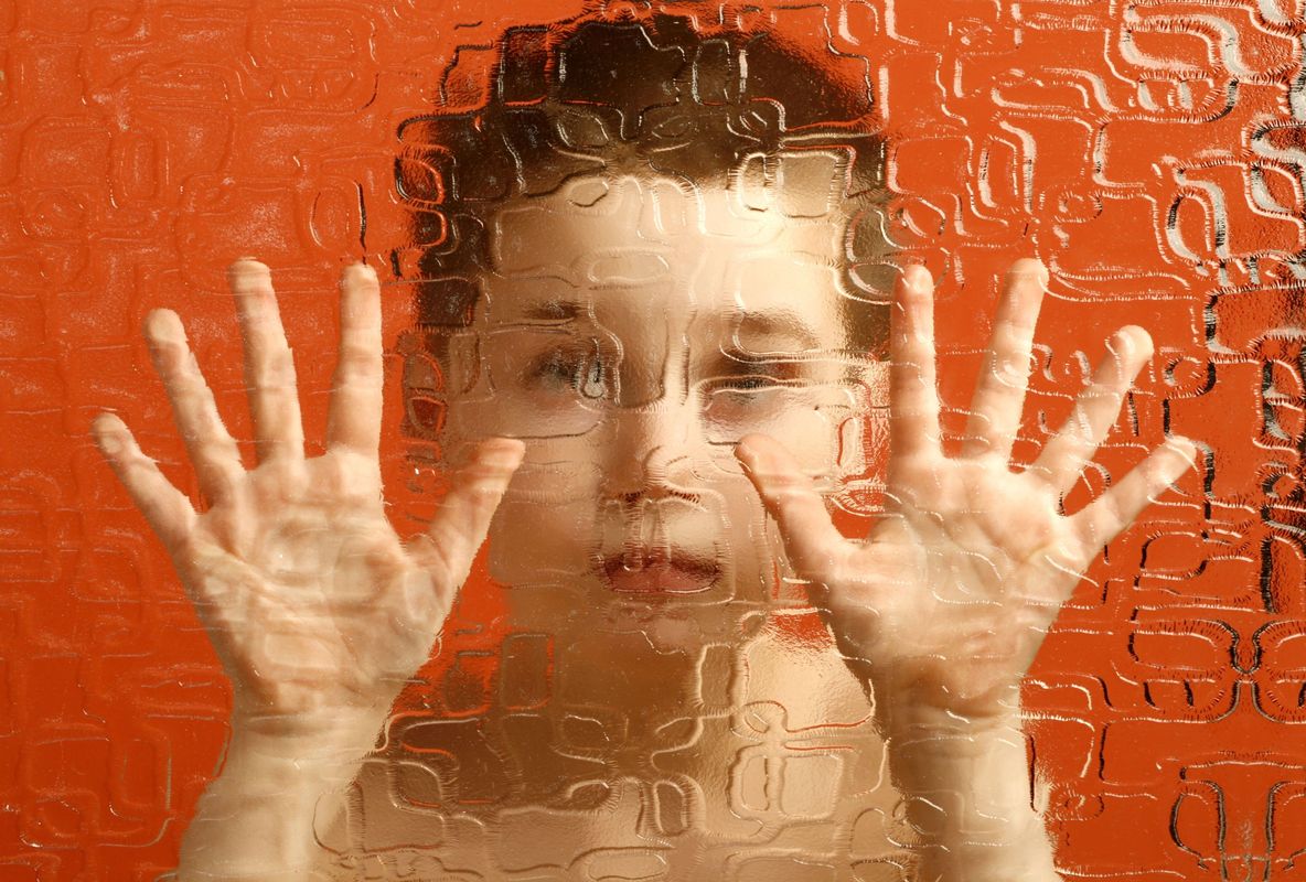 photo d'un enfant derrière une vitre