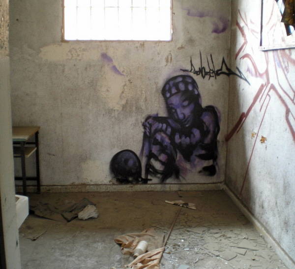 fresque d' un prisonnier sur le mur d'une cellule de prison
