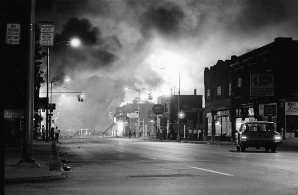 Incendies à Détroit, Michigan, lors des émeutes de juillet 1967. Photographie de Bettman/ Corbis. Encyclopædia Britannica Online