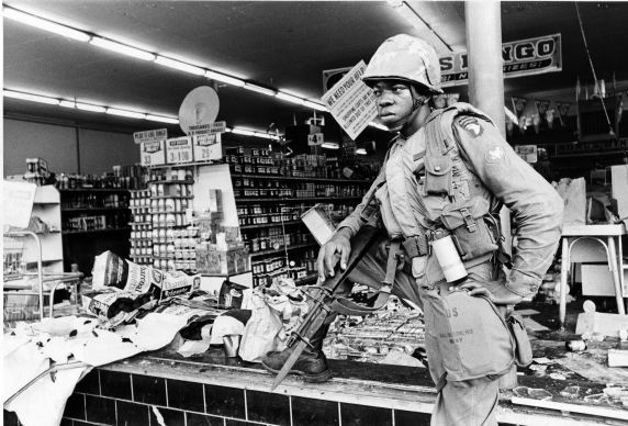 soldat montant la garde des commerces à Bellevedere