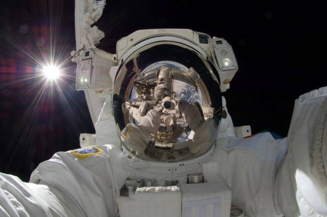 selfie de l'astronaute en combinaison dans l'espace