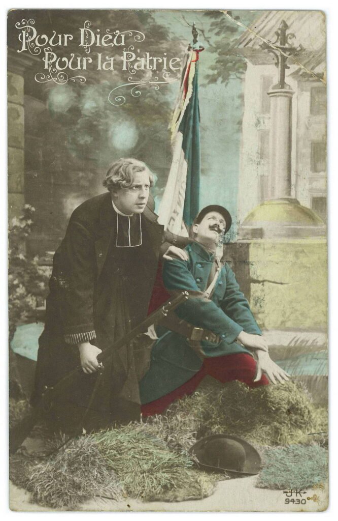 Un prêtre et un soldat, auprès du drapeau français, avec la mention "Pour Dieu, pour la Patrie".