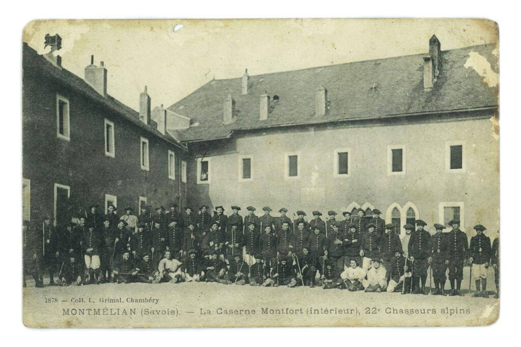 Les soldats prennent la pose dans la cour de la caserne Montfort (Savoie)