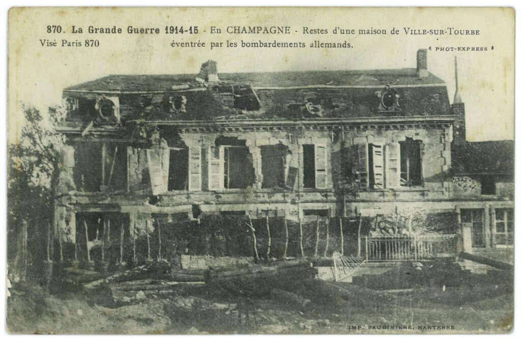 Une maison en ruines après le bombardement allemand. Une mention : " Éventrée par les bombardements allemands"