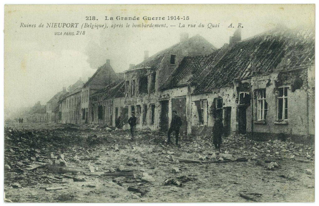 La vue du quai en ruines,  Nieuport (Belgique), après le bombardement.
