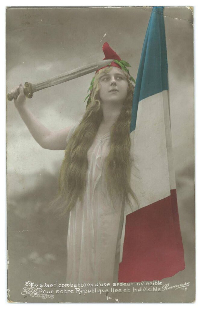 Marianne, sabre au poing et drapeau français