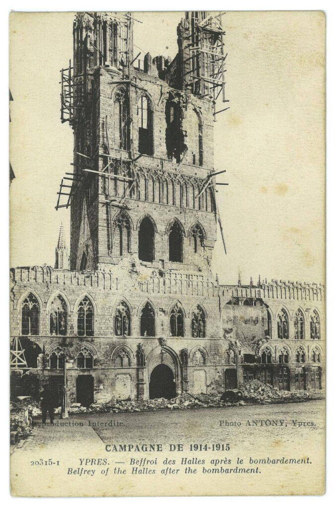 Le Beffroi des halles de Ypres (Belgique) après le bombardement.