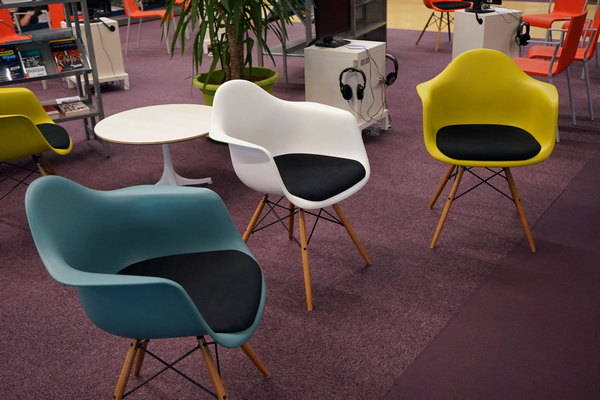 salon composé de fauteuils Eames