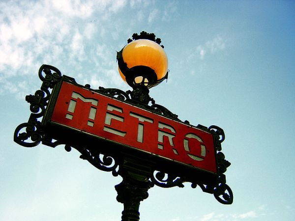Photo d'une entrée de métro à Paris