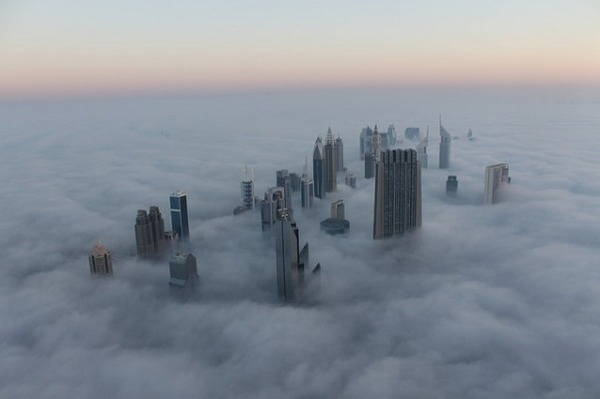 Grattes-ciel de Dubaï dépassant les nuages