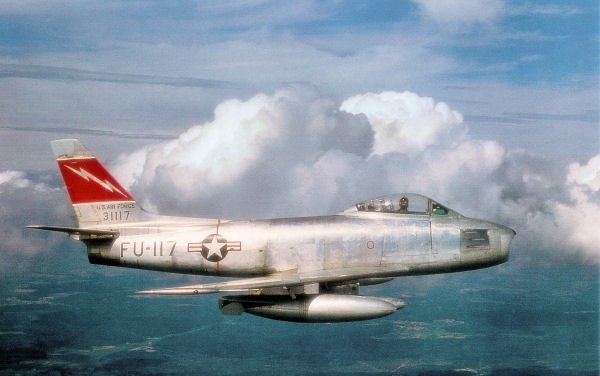 Image d'un F-86A Sabre, avion de chasse américain